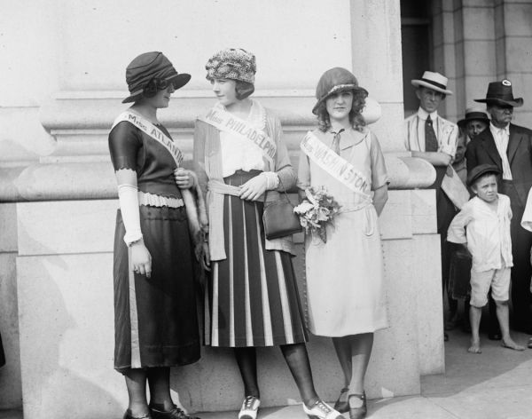 Description 1921 photo Miss Atlantic City, Miss Philadelphia, and 