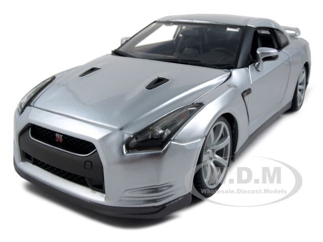 2009 NISSAN GT R R35 SILVER 118 DIECAST MODEL CAR  