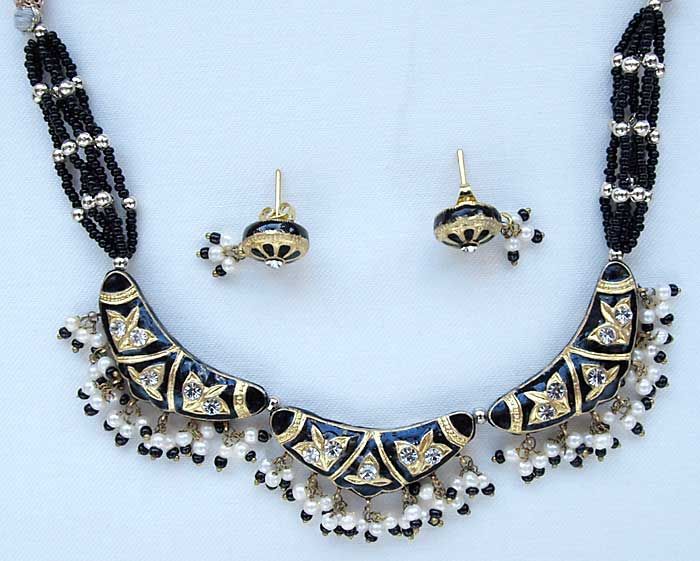 This lakh necklace and earrings set comes from the Rajasthan area of 