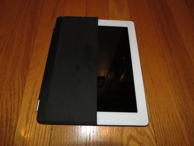 White iPad 2 32GB Wifi   Used w/ Smart Cover, Keyboard & Carrying Case 