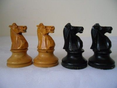 ANTIQUE 1910 ENGLISH STAUNTON /AYERS CHESS SET & MAHOGANY TABLE 