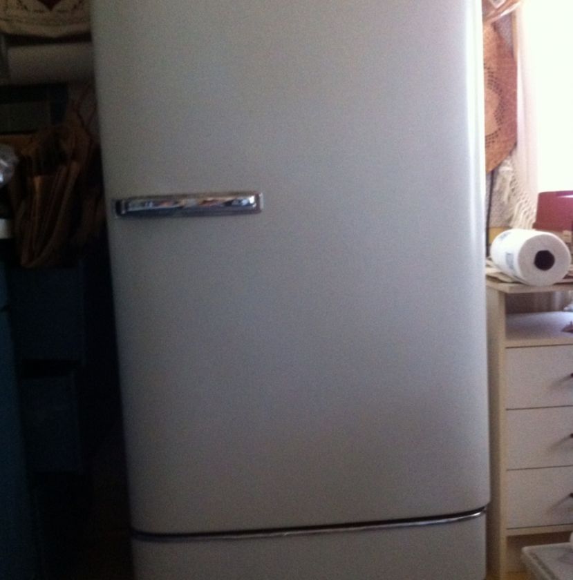 ANTIQUE GE REFRIGERATOR 1950  