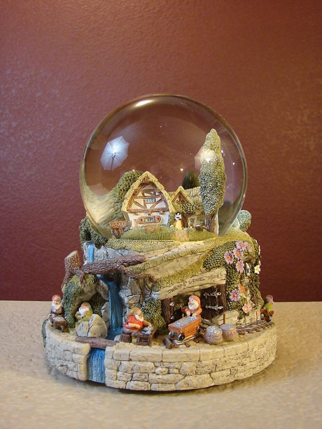 SNOW WHITE COTTAGE AND DIAMOND MINE DISNEY MUSICAL SNOWGLOBE  